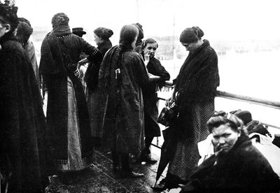 El último acto de una tragedia: Una fotografía tomada en el último barco que salía de Ostende hacia Inglaterra, 1914 de Unbekannt
