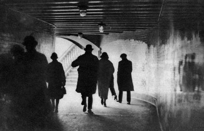 La boca de un paso subterráneo junto al Támesis, Londres, 1926-1927 de Unbekannt