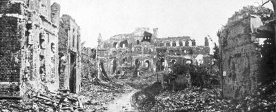 La ciudad y la torre de la iglesia en ruinas de Albert, Somme, Francia, 22 de agosto de 1918 de Unbekannt