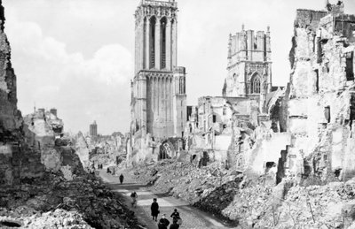 Las ruinas y la catedral de Caen, Normandía, Francia, c1944 de Unbekannt