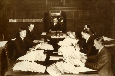 La escena en la oficina del Lord Canciller...Elección General, 1923, 1935 de Unbekannt