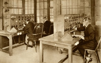 La sala de transmisión inalámbrica en el Aeródromo de Croydon, sur de Londres, 1928, 1935 de Unbekannt