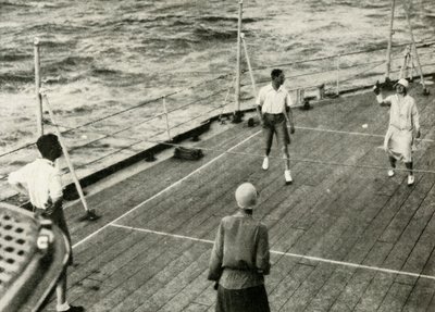 Sus Majestades, en un juego de quoits en la cubierta del H.M.S. Renown, 1927, 1937 de Unbekannt