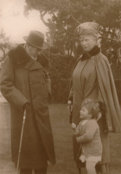Sus Majestades el Rey y la Reina con la Princesa Isabel en Craigweil House, Bognor de Unbekannt