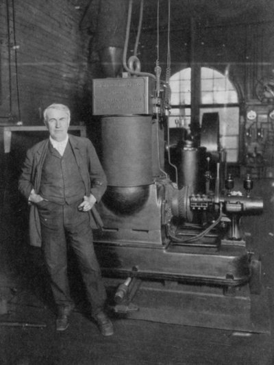 Thomas Alva Edison, inventor estadounidense, con su primer dínamo para producir luz eléctrica de Unbekannt