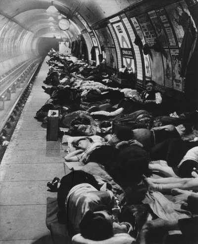 Aquellos que fueron a los refugios comenzaron un nuevo tipo de vida nocturna, 11 de noviembre de 1940, 1942 de Unbekannt