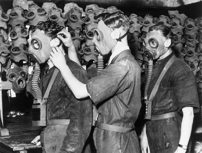 Tres hombres con máscaras de gas, c 1930s de Unbekannt