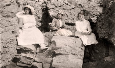 Tres mujeres relajándose en las rocas, principios del siglo XX de Unbekannt