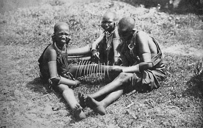 Tres jóvenes mujeres masái, 1912 de Unbekannt