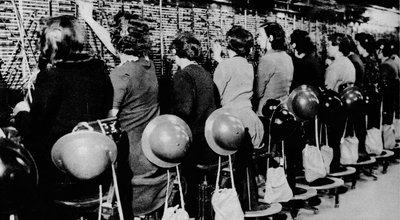 Sentarse allí y continuar como si nada estuviera pasando afuera no era fácil, 1941-1942 de Unbekannt