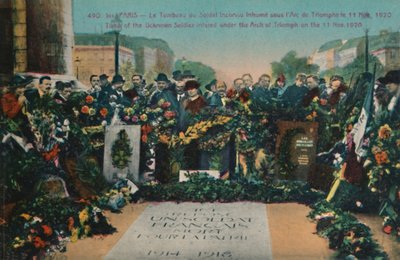 Tumba del Soldado Desconocido enterrado bajo el Arco de Triunfo el 11 de noviembre de 1920, París, c1920 de Unbekannt