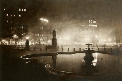Trafalgar Square. Mirando hacia Charing Cross. Londres de noche, 1928 de Unbekannt