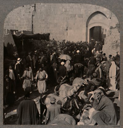 Tráfico por la Puerta de San Esteban, Jerusalén, c. 1900 de Unbekannt