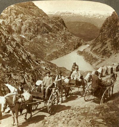 Viajeros en camino de montaña a través del desfiladero salvaje de Seljestad, Noruega de Unbekannt