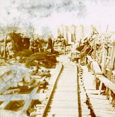 Trincheras y línea de ferrocarril, sur de Yser, Diksmuide, Bélgica, c. 1914-c. 1918 de Unbekannt