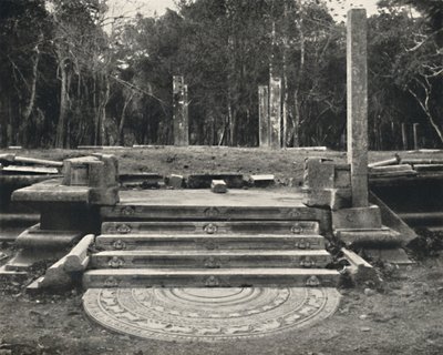 Escalera con representación de espíritus de la tierra, probablemente acceso a un árbol sagrado, Anuradhapura de Unbekannt