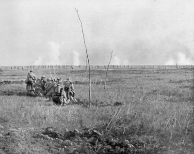 Tropas atacando trincheras enemigas, Chemin des Dames, Francia, Primera Guerra Mundial, 5 de mayo de 1917 de Unbekannt