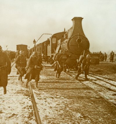 Tropas desembarcando del tren de vapor, c. 1914-c. 1918 de Unbekannt