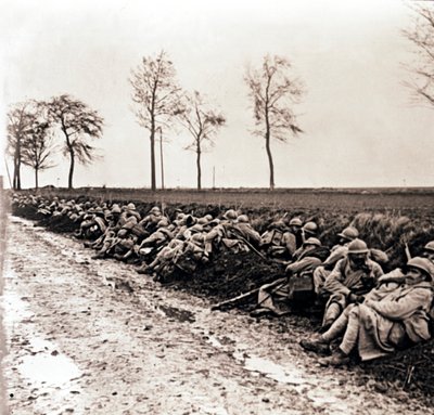 Tropas descansando al lado de un camino, norte de Francia, c1914-c1918 de Unbekannt