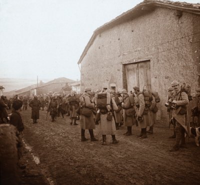 Tropas con mochilas en la espalda, Somme, norte de Francia, c. 1914-c. 1918 de Unbekannt