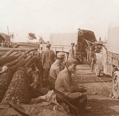 Camiones en la Voie Sacrée, Verdún, norte de Francia, c. 1914-c. 1918 de Unbekannt