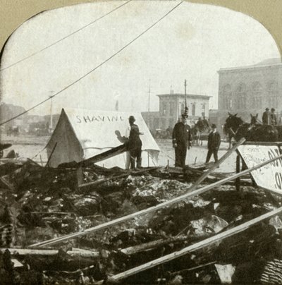 Verdadera determinación - Barbero pintando letrero en tienda extendida en la acera del antiguo lugar, 1906 de Unbekannt