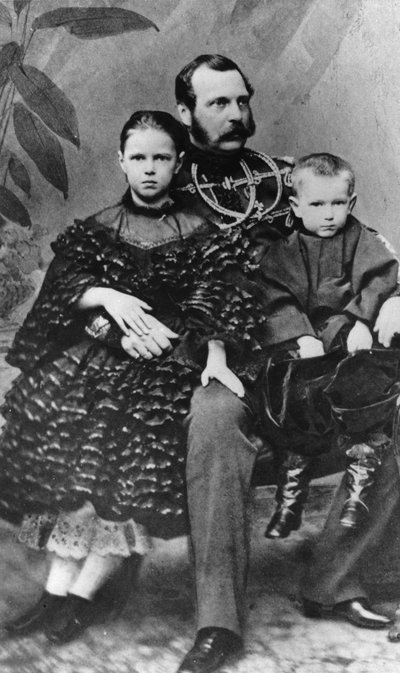 Zar Alejandro II de Rusia con su hija María y su hijo Sergei, c1860-c1862 de Unbekannt