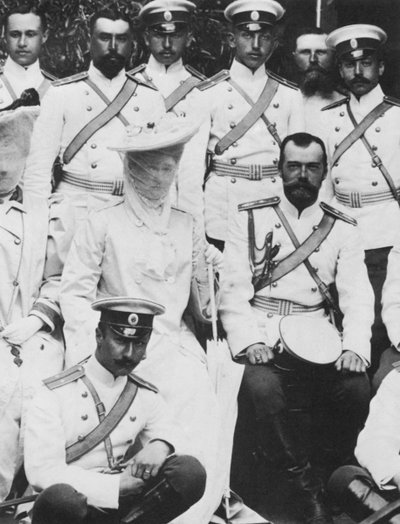 Zar Nicolás II y Zarina Alexandra Fyodorovna de Rusia con un grupo de oficiales del ejército, c. 1904 de Unbekannt