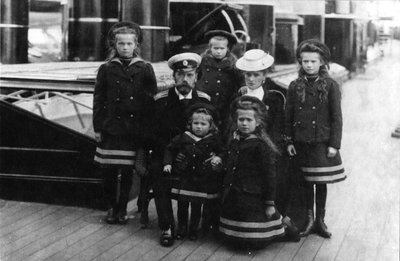 El zar Nicolás II y la zarina Alexandra de Rusia y sus hijos, 1907 de Unbekannt