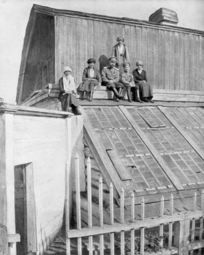 El zar Nicolás II y sus hijos sentados en un invernadero, Tobolsk, Siberia, Rusia, 1917 de Unbekannt
