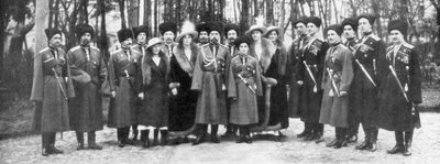El Zar Nicolás II de Rusia y su familia antes de la abdicación, 1917 de Unbekannt