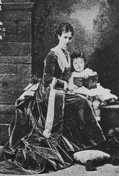 La zarina María Feodorovna de Rusia con el zarevich Nicolás, c1873 de Unbekannt