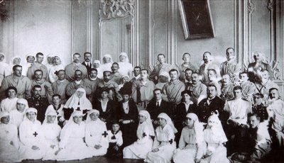 La Zarina María Fiódorovna de Rusia visitando un hospital en Kiev, 1915 de Unbekannt