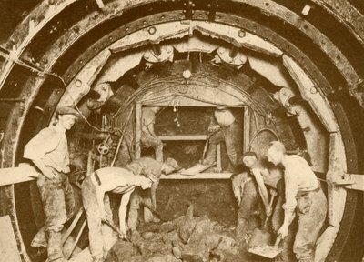 Excavación del túnel del metro mediante el escudo perforador de Greathead, c1930 de Unbekannt