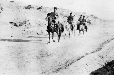 Soldados turcos dejando Mosul, Mesopotamia, Primera Guerra Mundial, 1918 de Unbekannt