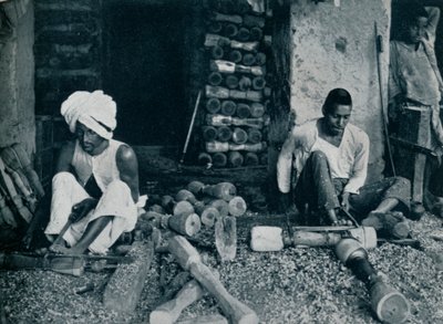Torneando patas de cama de madera, c. 1942 de Unbekannt