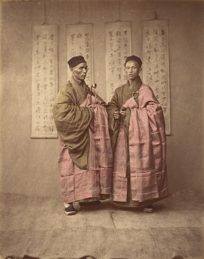 [Dos hombres chinos con vestimenta tradicional a juego], 1870s de Unbekannt