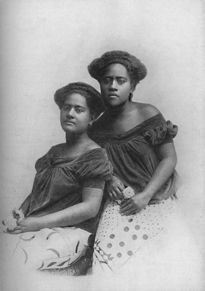 Dos princesas fiyianas con el cabello peinado al estilo europeo, 1902 de Unbekannt