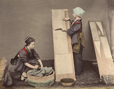 [Dos mujeres japonesas posando con la colada], 1870s de Unbekannt