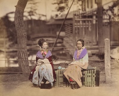 [Dos mujeres japonesas sentadas en un banco] de Unbekannt