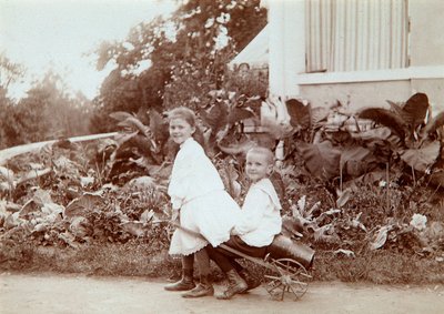 Dos niños jugando al aire libre, 1890s de Unbekannt