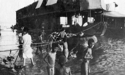 Barcaza de dos pisos utilizada para mover tropas británicas por el Tigris desde Amarah hasta Bagdad, 1918 de Unbekannt