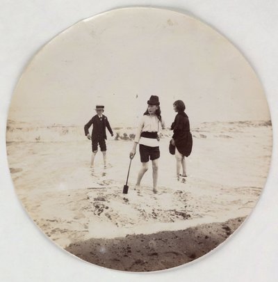 Dos niñas y un niño chapoteando en el mar, c 1890 de Unbekannt