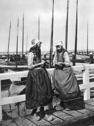 Dos niñas en el embarcadero, Marken, Países Bajos, c. 1934 de Unbekannt