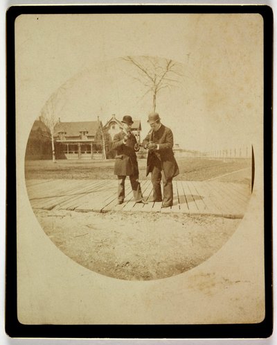 Dos hombres en un paseo marítimo, c 1890 de Unbekannt