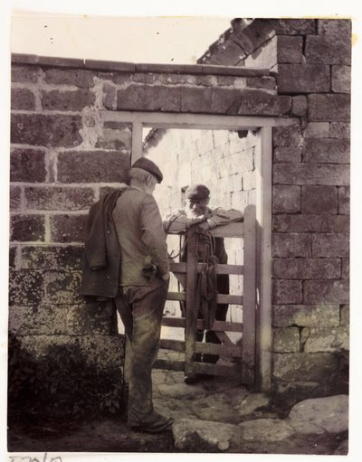 Dos hombres hablando sobre una puerta de Unbekannt