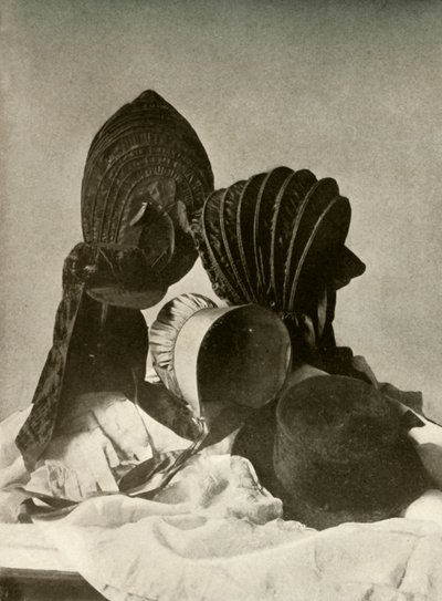 Dos calesas de seda, gorra de montar, sombrero cuáquero, sombrero, guantes y falda, siglo XVIII, 1937 de Unbekannt