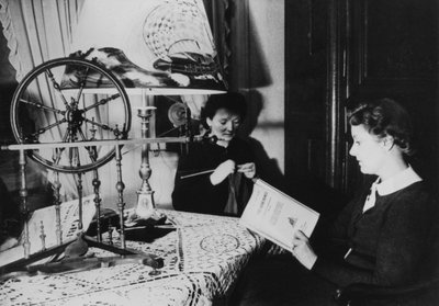 Dos mujeres en casa, Francia, 1939 de Unbekannt