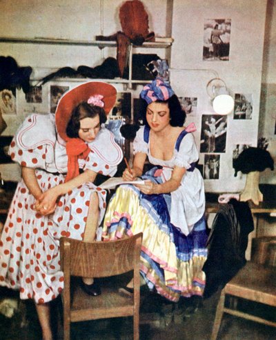Dos mujeres de la opereta Como una vez en mayo, de Walter Kollo, Berlín, 1943 de Unbekannt