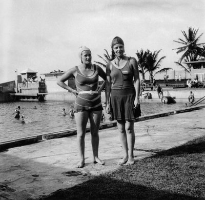 Dos mujeres en trajes de baño junto a una piscina, Balboa, Panamá, 1931 de Unbekannt